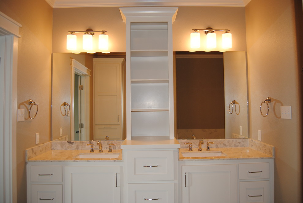 Mittelgroßes Modernes Badezimmer En Suite mit Schrankfronten im Shaker-Stil, weißen Schränken, beiger Wandfarbe, Unterbauwaschbecken und Quarzwerkstein-Waschtisch in Austin