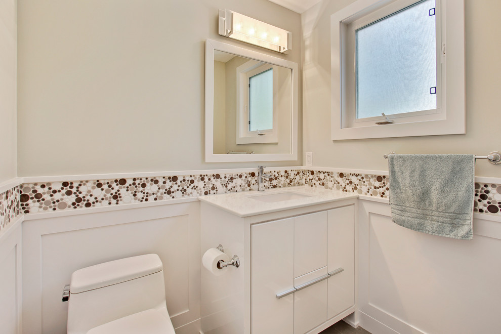 На фото: ванная комната среднего размера в стиле неоклассика (современная классика) с плоскими фасадами, белыми фасадами, унитазом-моноблоком, серыми стенами, полом из керамогранита, душевой кабиной, врезной раковиной и мраморной столешницей