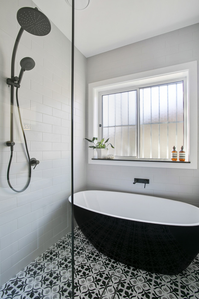Inspiration för ett mellanstort funkis vit vitt badrum, med vita skåp, en öppen dusch, grå kakel, porslinskakel, vita väggar, klinkergolv i porslin, ett fristående handfat, bänkskiva i kvarts och med dusch som är öppen
