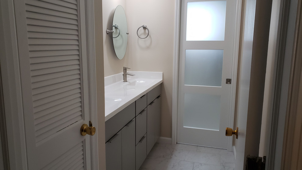 Inredning av ett 60 tals mellanstort vit vitt badrum med dusch, med släta luckor, grå skåp, beige väggar, klinkergolv i keramik, ett integrerad handfat, marmorbänkskiva och grått golv