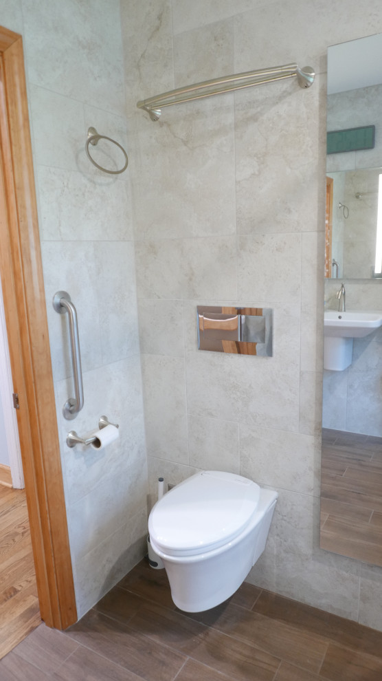 Modern inredning av ett mellanstort badrum för barn, med ett badkar i en alkov, en dusch/badkar-kombination, en vägghängd toalettstol, beige kakel, porslinskakel, klinkergolv i porslin, ett väggmonterat handfat, brunt golv och dusch med duschdraperi