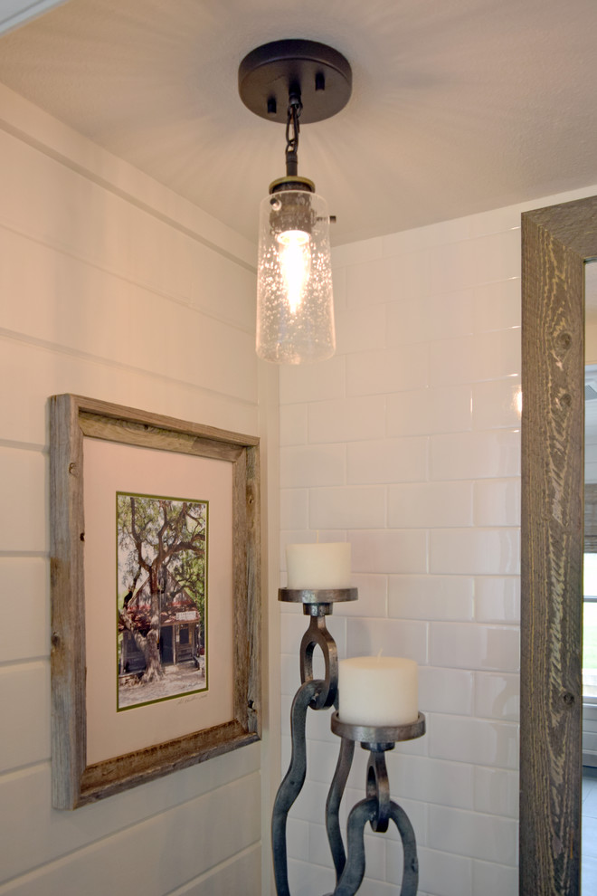 На фото: главная ванная комната среднего размера в стиле кантри с фасадами в стиле шейкер, белыми фасадами, ванной на ножках, угловым душем, раздельным унитазом, белой плиткой, керамической плиткой, белыми стенами, полом из керамогранита, врезной раковиной, столешницей из гранита, серым полом, открытым душем и черной столешницей с