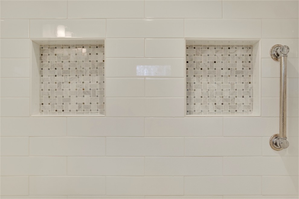 Cette photo montre une petite douche en alcôve principale chic avec un placard à porte shaker, des portes de placard blanches, un carrelage métro, un mur gris, un sol en carrelage de porcelaine et un plan de toilette en quartz modifié.