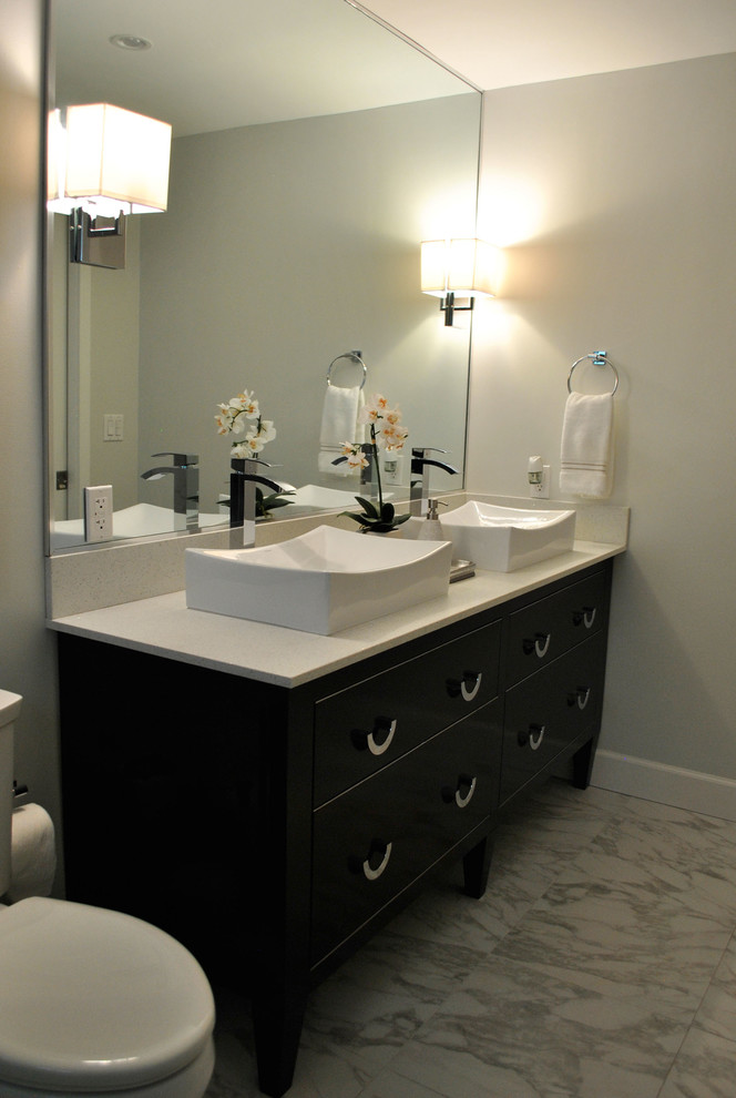 Foto di una stanza da bagno padronale classica di medie dimensioni con ante lisce, ante in legno bruno, piastrelle grigie, piastrelle in ceramica, pareti grigie e top in quarzo composito