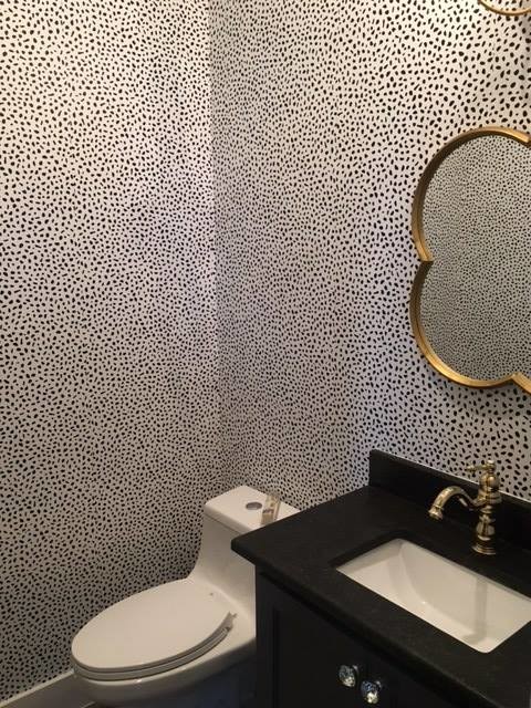 Foto på ett mellanstort funkis badrum med dusch, med skåp i shakerstil, mörkt trägolv, ett undermonterad handfat, brunt golv, en toalettstol med hel cisternkåpa, svarta skåp, flerfärgade väggar och bänkskiva i akrylsten