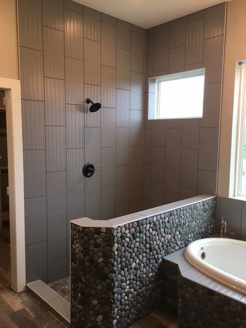 Exempel på ett stort modernt en-suite badrum, med skåp i shakerstil, blå skåp, ett platsbyggt badkar, en öppen dusch, en toalettstol med hel cisternkåpa, grå väggar, mörkt trägolv, ett undermonterad handfat, bänkskiva i kvarts, brunt golv och med dusch som är öppen
