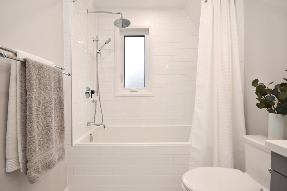 Идея дизайна: маленькая ванная комната в современном стиле с серыми фасадами, душем в нише, унитазом-моноблоком, белой плиткой, керамогранитной плиткой, серыми стенами, полом из керамогранита, врезной раковиной, столешницей из искусственного кварца, белым полом, шторкой для ванной, белой столешницей, нишей и тумбой под одну раковину для на участке и в саду