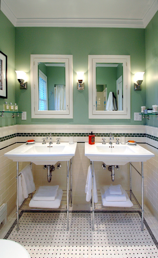 На фото: ванная комната в классическом стиле с консольной раковиной и зелеными стенами с