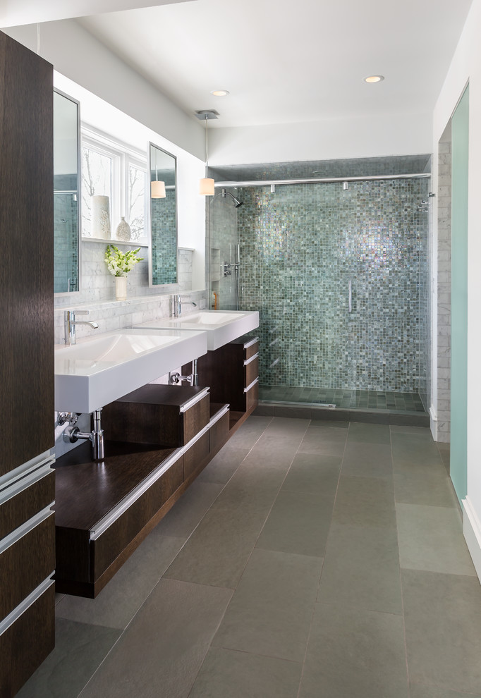 На фото: ванная комната в современном стиле с подвесной раковиной, плоскими фасадами, темными деревянными фасадами, душем в нише, плиткой мозаикой и белыми стенами
