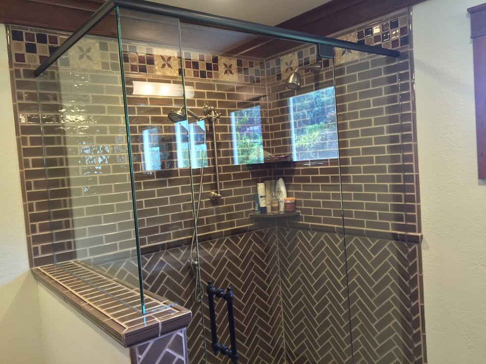 Пример оригинального дизайна: главная ванная комната среднего размера в стиле неоклассика (современная классика) с стеклянными фасадами, темными деревянными фасадами, коричневой плиткой, керамической плиткой, зелеными стенами, мраморным полом и столешницей из гранита