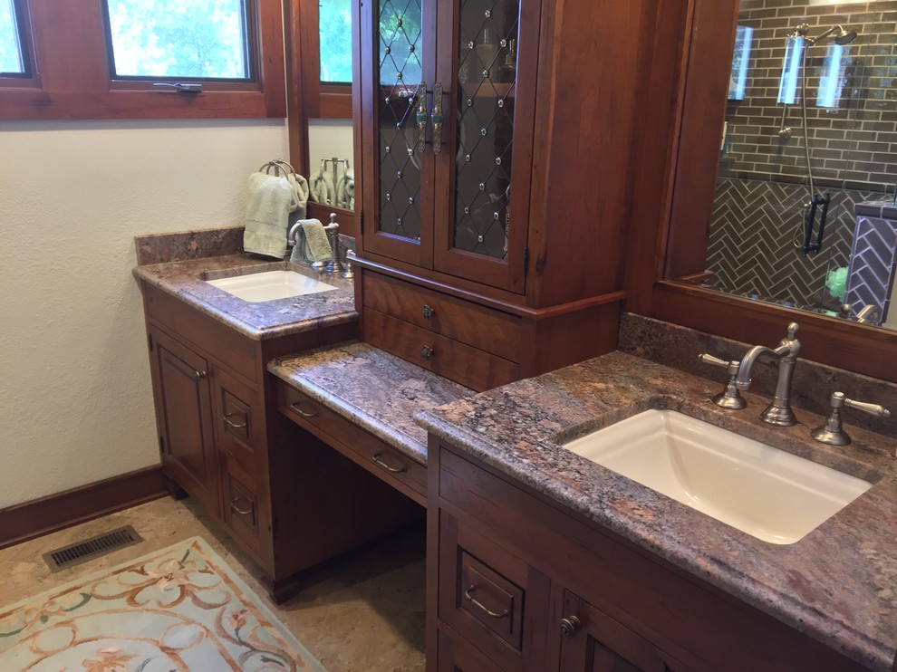 Inredning av ett klassiskt mellanstort en-suite badrum, med luckor med glaspanel, skåp i mörkt trä, brun kakel, keramikplattor, gröna väggar, marmorgolv, ett undermonterad handfat, granitbänkskiva och brunt golv