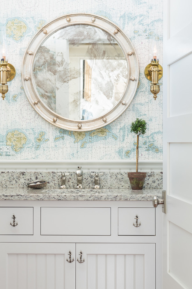Foto di una stanza da bagno stile marinaro con ante con riquadro incassato, ante bianche, pareti multicolore e top grigio