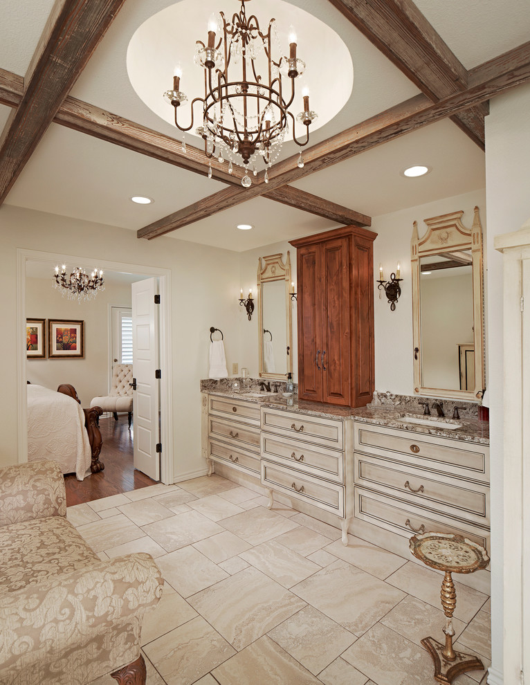 Foto di una stanza da bagno country con lavabo sottopiano, ante con riquadro incassato, ante beige e pareti bianche