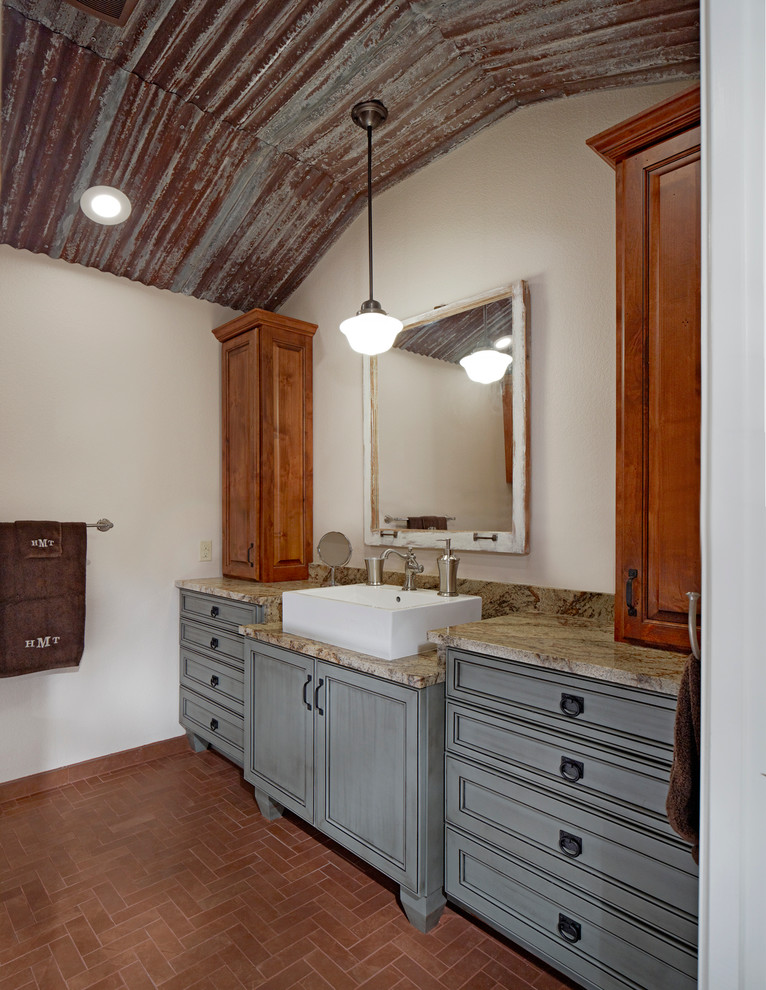 Cette photo montre une salle de bain nature avec un placard en trompe-l'oeil et un plan de toilette en granite.