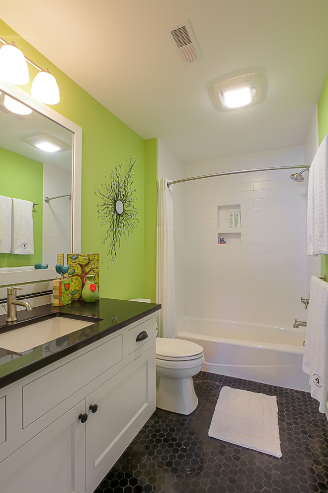 Пример оригинального дизайна: ванная комната в стиле кантри с фасадами в стиле шейкер, белыми фасадами, ванной в нише, душем над ванной, белой плиткой, керамической плиткой, зелеными стенами, мраморным полом, врезной раковиной и столешницей из гранита