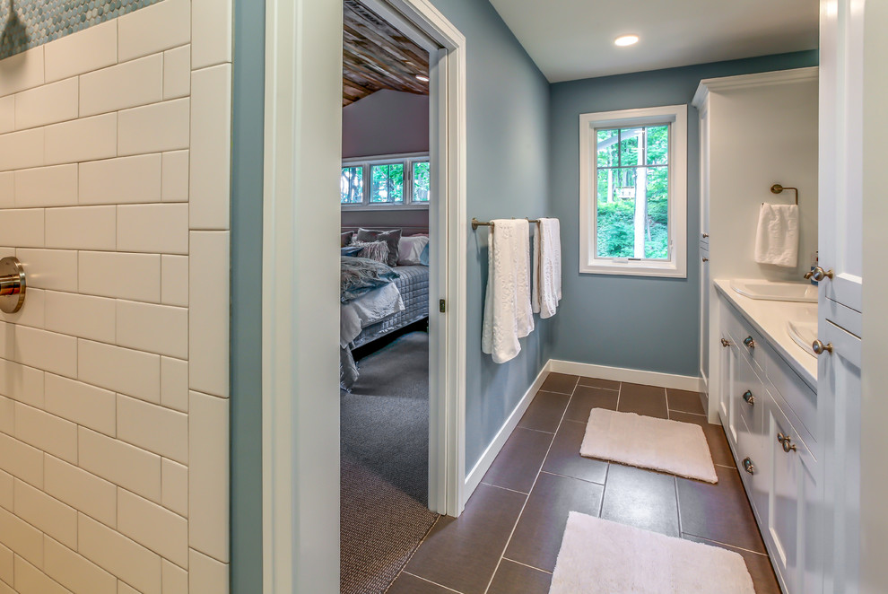 Exempel på ett lantligt badrum med dusch, med skåp i shakerstil, vita skåp, blå kakel, mosaik, blå väggar, ett nedsänkt handfat och bänkskiva i kvarts