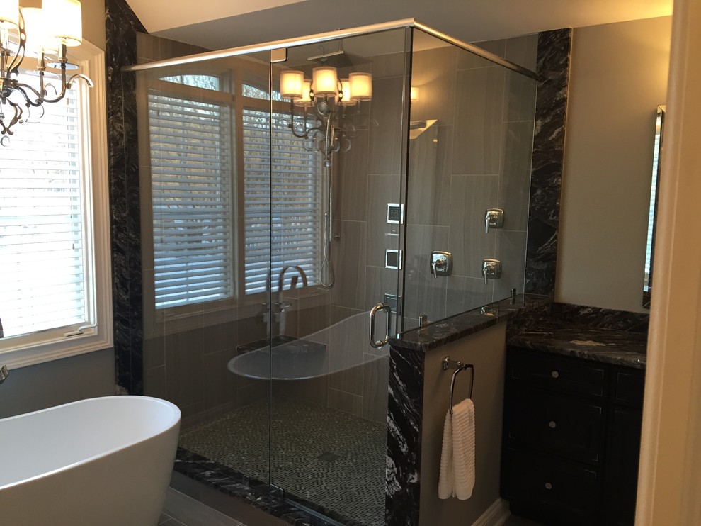 Inspiration för ett stort vintage en-suite badrum, med luckor med upphöjd panel, svarta skåp, ett fristående badkar, en hörndusch, grå väggar, travertin golv, ett undermonterad handfat och marmorbänkskiva