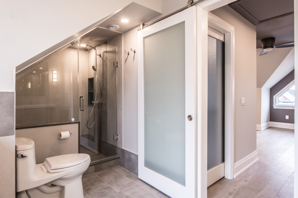 Foto di una stanza da bagno padronale classica di medie dimensioni con ante lisce, ante grigie, vasca ad alcova, piastrelle grigie, piastrelle in ceramica e top in superficie solida