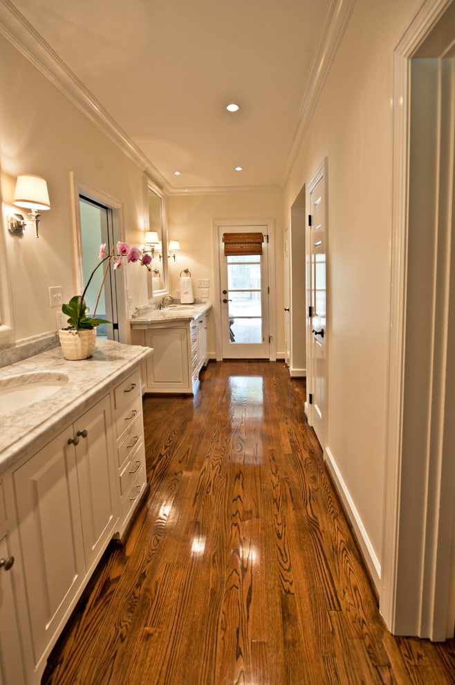 Стильный дизайн: ванная комната в классическом стиле с врезной раковиной, фасадами с выступающей филенкой, белыми фасадами и мраморной столешницей - последний тренд