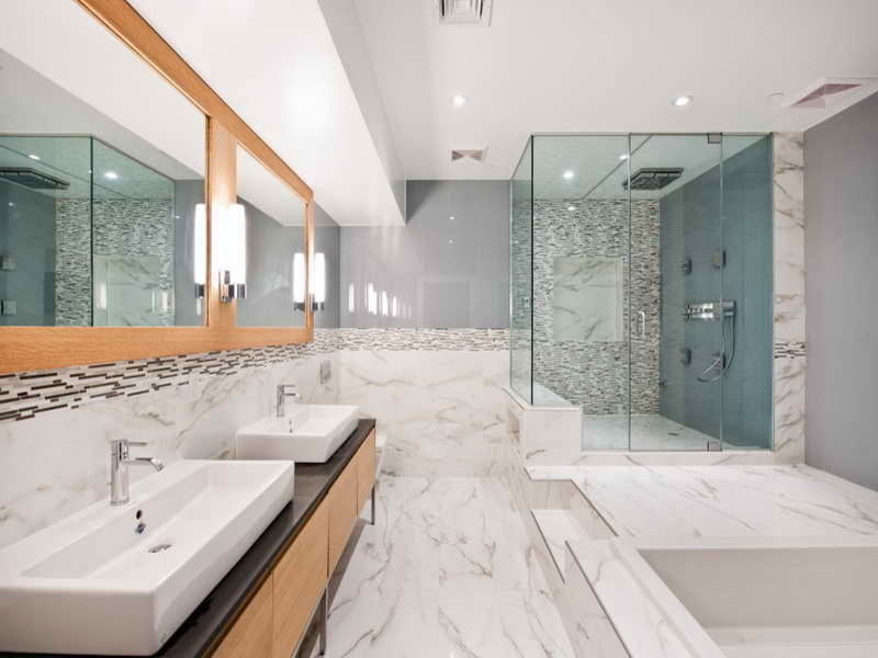 Exempel på ett stort 60 tals en-suite badrum, med ett fristående handfat, släta luckor, skåp i ljust trä, granitbänkskiva, ett platsbyggt badkar, en dubbeldusch, flerfärgad kakel, mosaik, grå väggar och marmorgolv