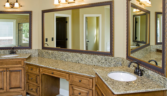 Idée de décoration pour une grande salle de bain principale tradition en bois brun avec un lavabo encastré, un plan de toilette en granite, des dalles de pierre et un mur beige.