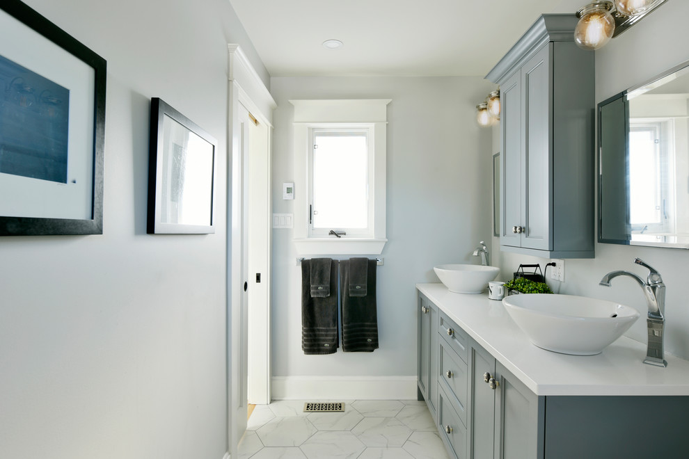 Exempel på ett mellanstort klassiskt en-suite badrum, med dusch med gångjärnsdörr, en dusch i en alkov, en toalettstol med hel cisternkåpa, vit kakel, tunnelbanekakel, ett fristående handfat, vitt golv, skåp i shakerstil och blå skåp