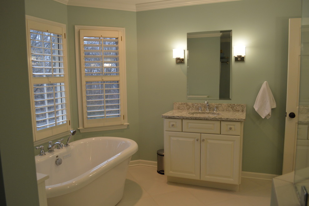 Exempel på ett mellanstort klassiskt en-suite badrum, med luckor med upphöjd panel, vita skåp, ett fristående badkar, blå väggar, ett undermonterad handfat, beiget golv och dusch med gångjärnsdörr