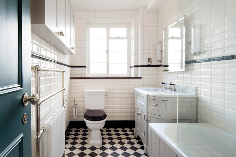 Идея дизайна: ванная комната среднего размера в классическом стиле с фасадами в стиле шейкер, серыми фасадами, угловой ванной, раздельным унитазом, бежевой плиткой, врезной раковиной, мраморной столешницей, разноцветным полом, белой столешницей и душем над ванной