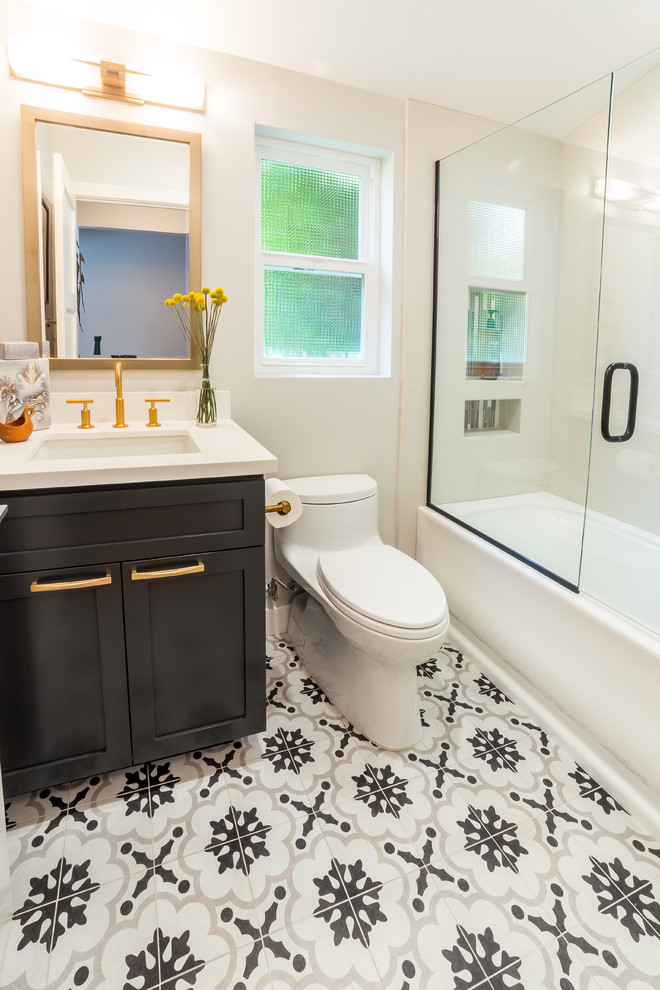 Идея дизайна: ванная комната среднего размера в стиле ретро с фасадами с выступающей филенкой, коричневыми фасадами, угловой ванной, угловым душем, раздельным унитазом, белой плиткой, плиткой из листового камня, белыми стенами, полом из керамической плитки, душевой кабиной, врезной раковиной, столешницей из гранита, разноцветным полом, душем с распашными дверями и белой столешницей