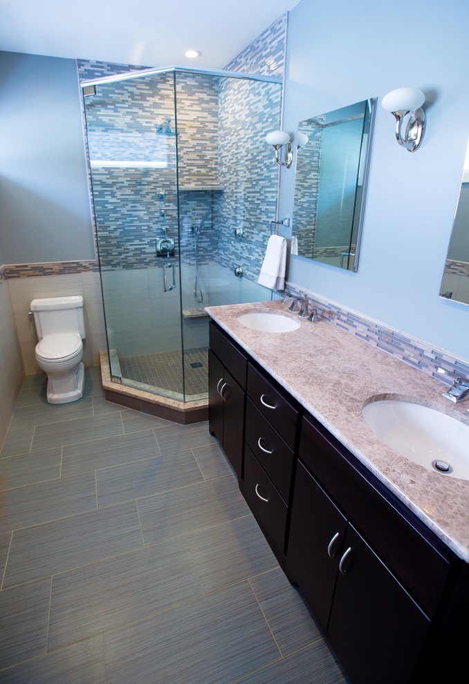Источник вдохновения для домашнего уюта: ванная комната среднего размера в современном стиле с врезной раковиной, плоскими фасадами, темными деревянными фасадами, угловым душем, раздельным унитазом, керамогранитной плиткой, бежевой плиткой, синей плиткой, коричневой плиткой, серой плиткой, разноцветной плиткой, синими стенами, полом из винила, душевой кабиной и столешницей из талькохлорита
