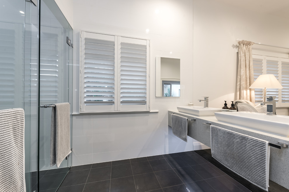 Inredning av ett modernt mellanstort en-suite badrum, med luckor med glaspanel, vita skåp, en dusch i en alkov, vit kakel, keramikplattor, vita väggar, klinkergolv i keramik, bänkskiva i kvarts, grått golv och dusch med gångjärnsdörr