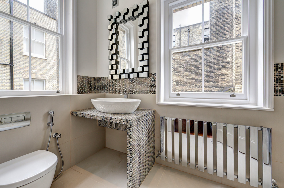 На фото: маленькая ванная комната в стиле неоклассика (современная классика) с биде, бежевыми стенами, столешницей из плитки и настольной раковиной для на участке и в саду с