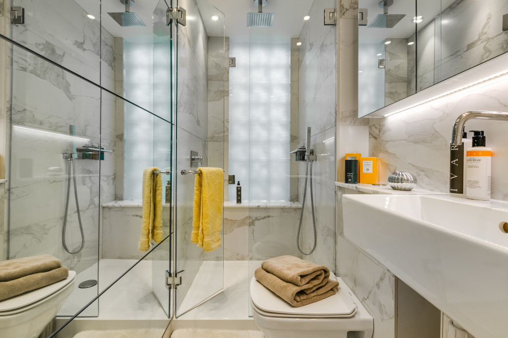 Esempio di una stanza da bagno con doccia design di medie dimensioni con doccia alcova, WC sospeso, piastrelle grigie, lavabo rettangolare, pavimento beige e porta doccia a battente