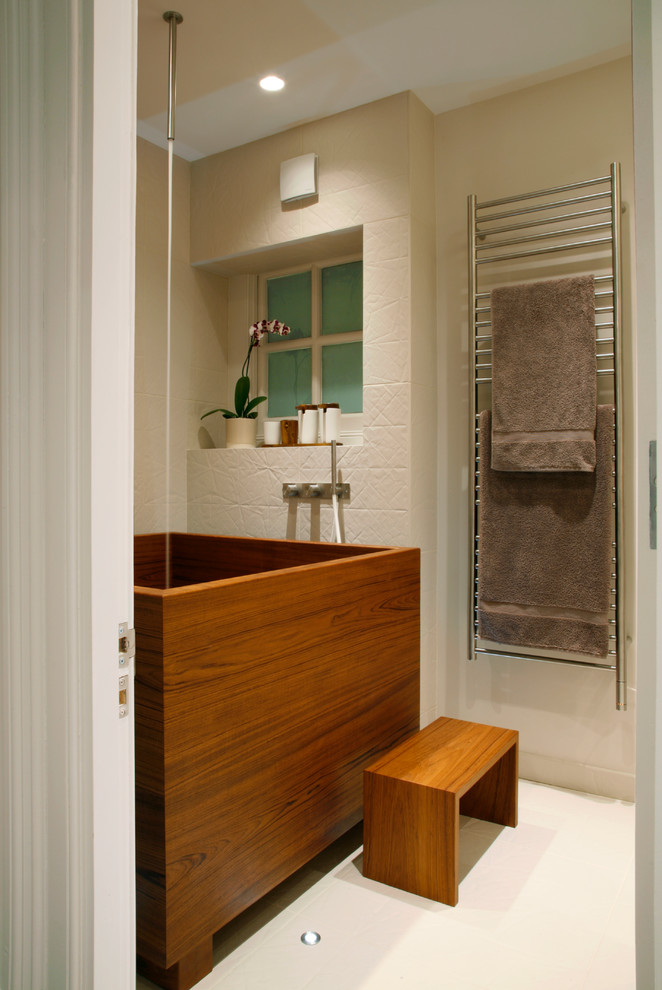 На фото: маленькая ванная комната в современном стиле с японской ванной и бежевой плиткой для на участке и в саду