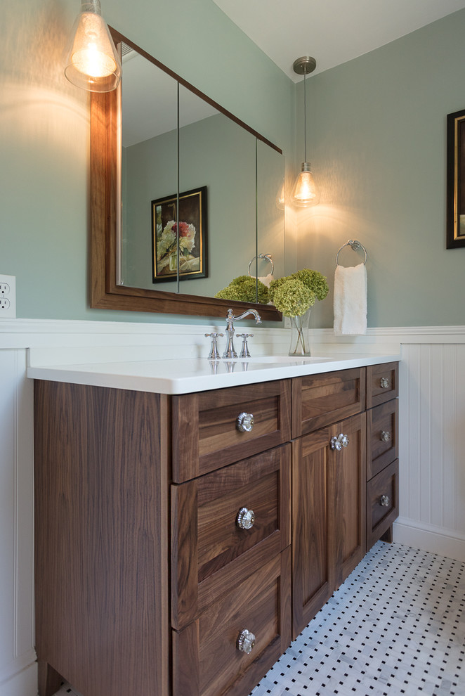 Exempel på ett litet klassiskt en-suite badrum, med skåp i shakerstil, skåp i mörkt trä, blå väggar, klinkergolv i porslin, ett undermonterad handfat och vitt golv