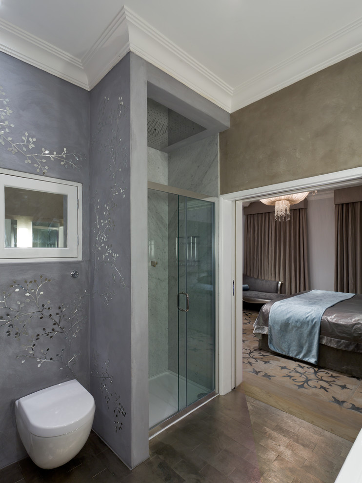 Источник вдохновения для домашнего уюта: большая главная ванная комната в классическом стиле с плоскими фасадами, накладной ванной, душем в нише, биде, разноцветной плиткой, серыми стенами, полом из керамической плитки и раковиной с пьедесталом