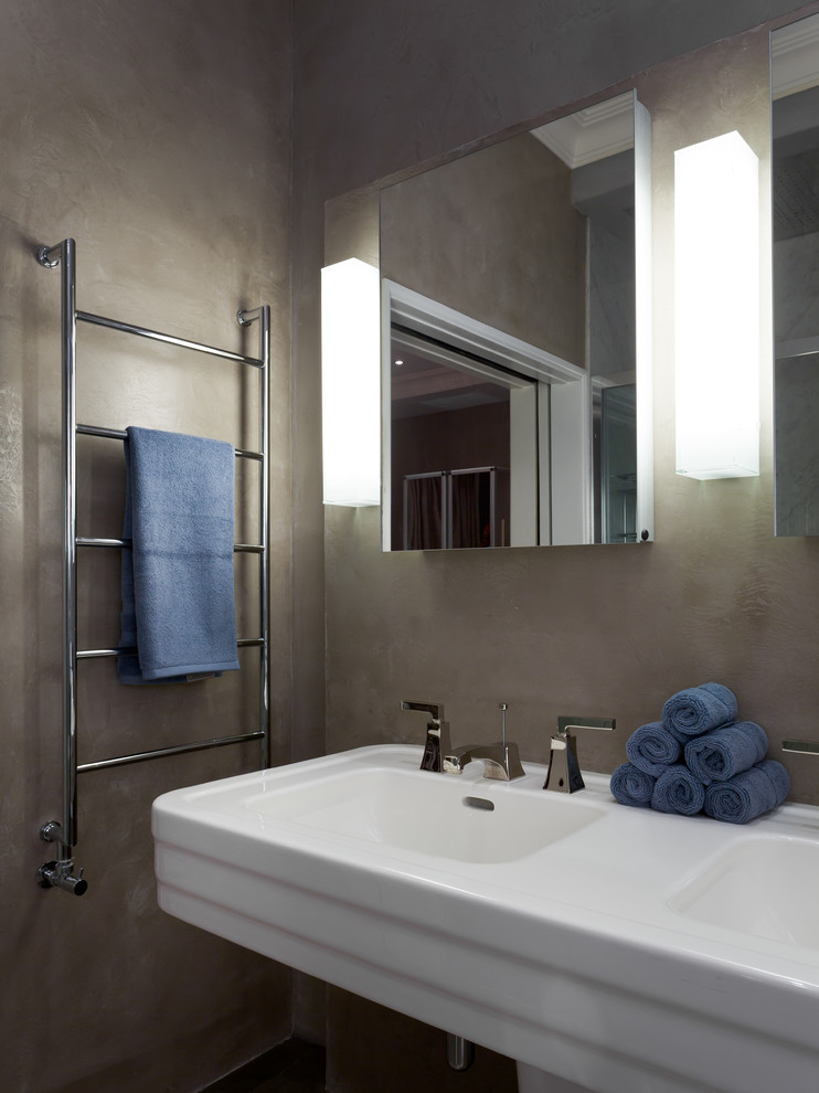 Foto på ett stort vintage en-suite badrum, med släta luckor, ett platsbyggt badkar, en dusch i en alkov, en bidé, flerfärgad kakel, grå väggar, klinkergolv i keramik och ett piedestal handfat