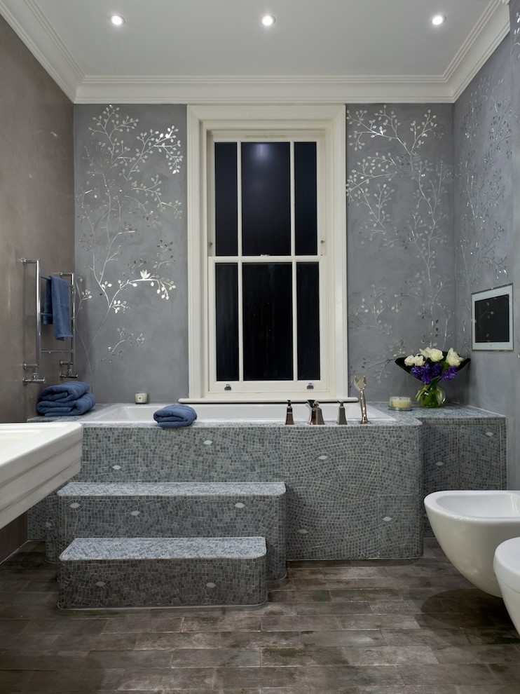 Идея дизайна: большая главная ванная комната в современном стиле с накладной ванной, биде, разноцветной плиткой, серыми стенами, полом из керамической плитки, раковиной с пьедесталом, плоскими фасадами и душем в нише