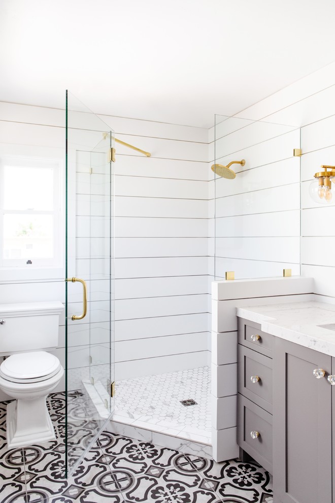 Inspiration för mellanstora lantliga badrum med dusch, med skåp i shakerstil, grå skåp, en hörndusch, en toalettstol med separat cisternkåpa, vita väggar, cementgolv, ett undermonterad handfat, marmorbänkskiva, vitt golv och dusch med gångjärnsdörr