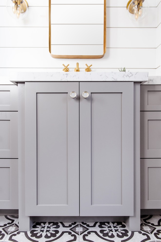 Inspiration pour une salle d'eau rustique de taille moyenne avec un placard à porte shaker, des portes de placard grises, un mur blanc, carreaux de ciment au sol, un lavabo encastré, un plan de toilette en marbre et un sol blanc.