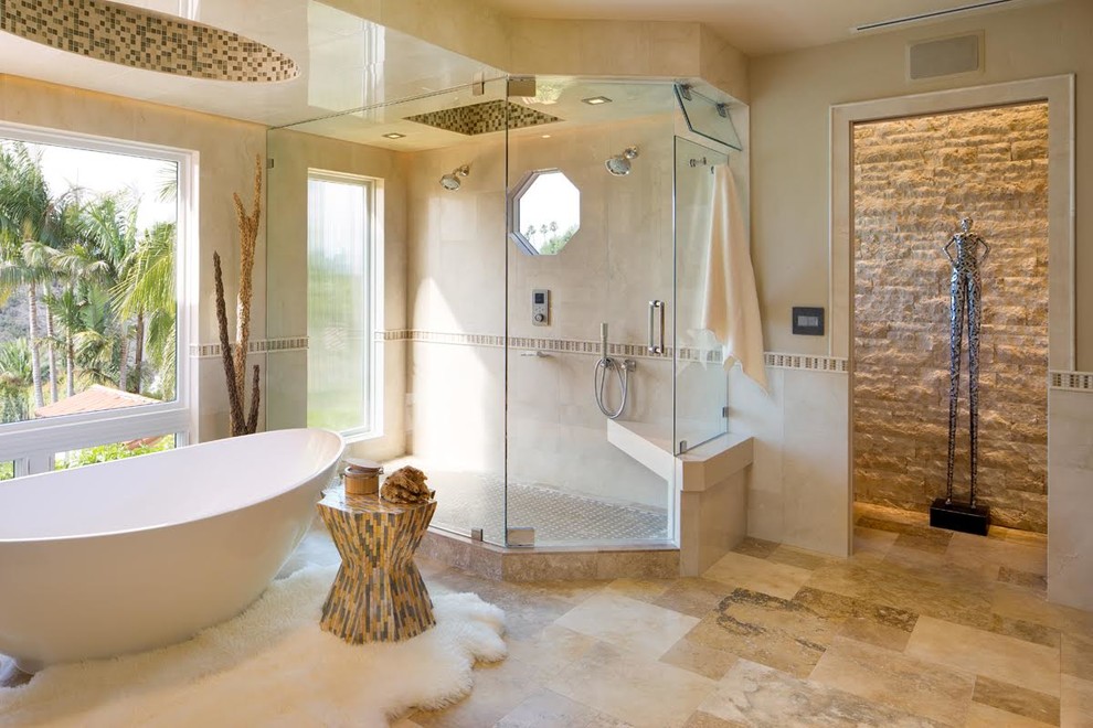 Bild på ett stort funkis en-suite badrum, med ett fristående badkar, beige väggar, travertin golv, brunt golv, luckor med infälld panel, skåp i mellenmörkt trä, en hörndusch, beige kakel, marmorkakel, ett undermonterad handfat, bänkskiva i kvartsit och dusch med gångjärnsdörr