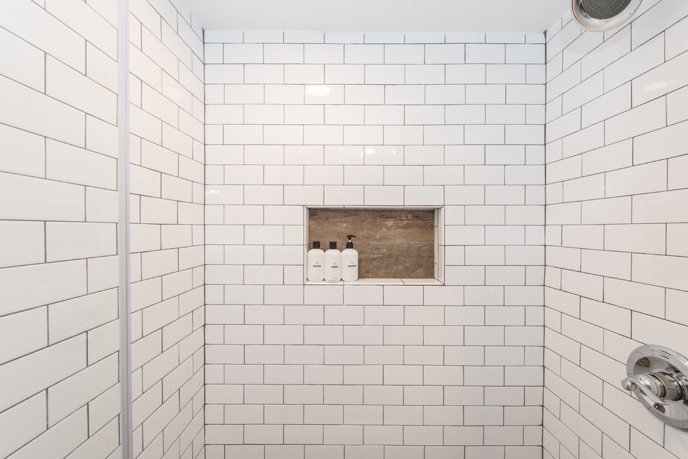 Diseño de cuarto de baño principal ecléctico de tamaño medio con ducha empotrada, baldosas y/o azulejos blancos, baldosas y/o azulejos de cerámica, paredes blancas y suelo de baldosas tipo guijarro