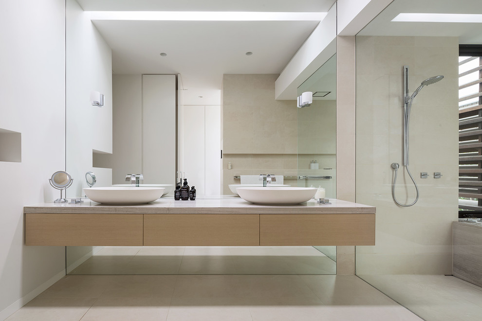 Idee per una grande stanza da bagno padronale contemporanea con ante con bugna sagomata, ante in legno chiaro, top in marmo, piastrelle beige e piastrelle in ceramica