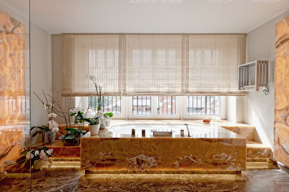 Réalisation d'une salle de bain design avec un carrelage marron et des dalles de pierre.