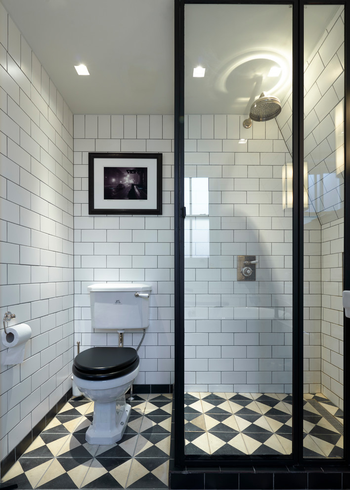 Kleines Klassisches Duschbad mit Nasszelle, Wandtoilette mit Spülkasten, Metrofliesen und offener Dusche in London