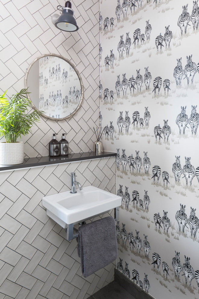 Ejemplo de cuarto de baño tradicional renovado con lavabo suspendido, suelo negro, baldosas y/o azulejos blancos y baldosas y/o azulejos de cemento