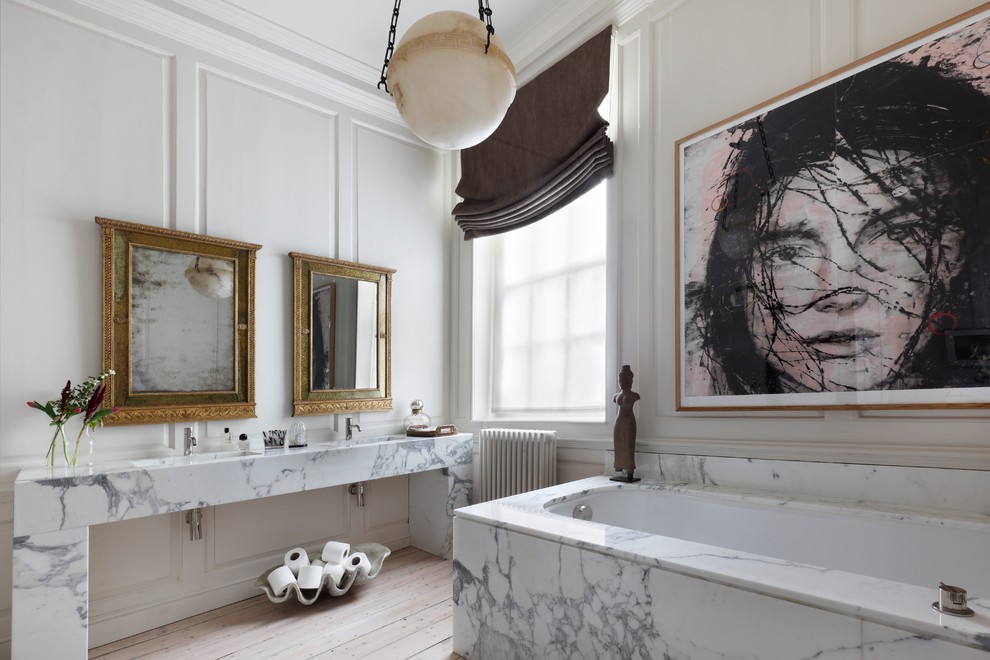 Stilmix Badezimmer mit offenen Schränken, Unterbauwanne, weißer Wandfarbe, hellem Holzboden, integriertem Waschbecken, beigem Boden und weißer Waschtischplatte in London