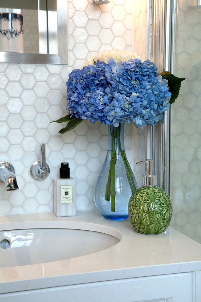 На фото: ванная комната среднего размера в стиле неоклассика (современная классика) с белой плиткой и плиткой мозаикой