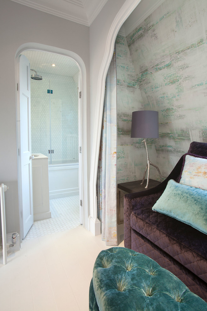 Foto de cuarto de baño clásico renovado de tamaño medio con combinación de ducha y bañera, baldosas y/o azulejos blancos y baldosas y/o azulejos en mosaico