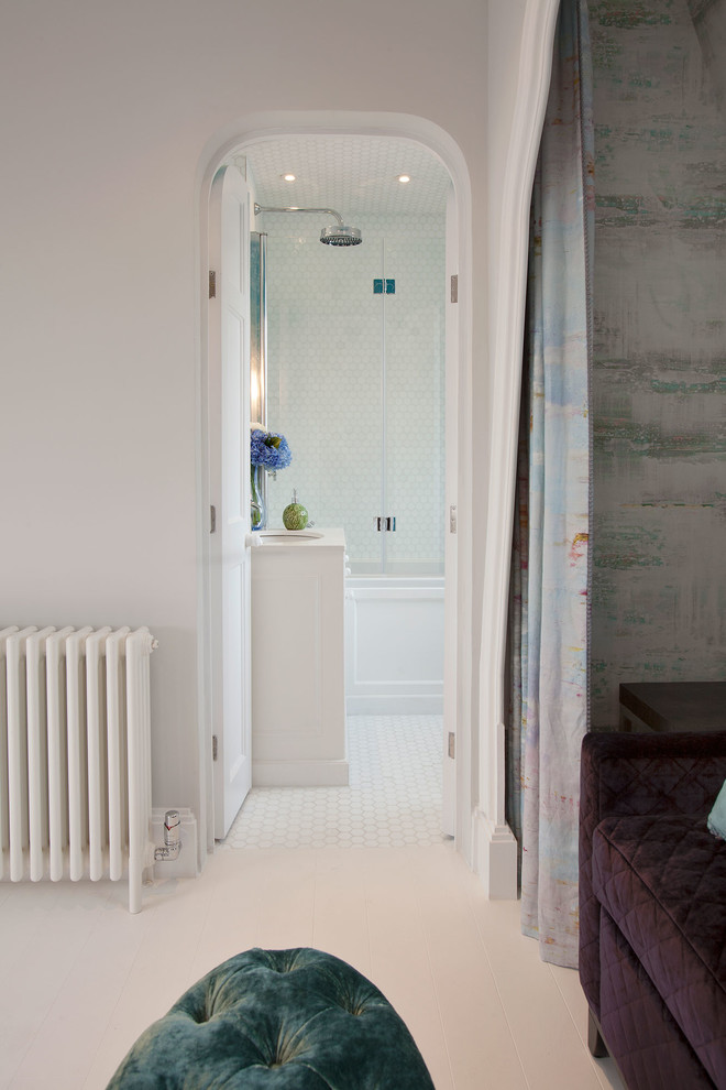 Foto de cuarto de baño tradicional renovado de tamaño medio con baldosas y/o azulejos blancos y baldosas y/o azulejos en mosaico